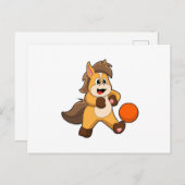 サッカーボールを持つサッカー選手の馬 ポストカード (正面/裏面)