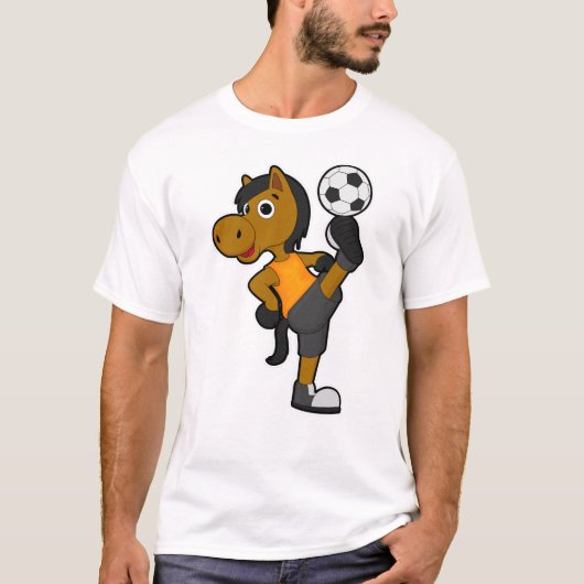 サッカーボールを持つサッカー選手の馬 Tシャツ (正面)