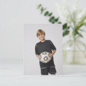 サッカーボールを持つ男の子，笑顔，ポートレート ポストカード (スタンド正面)
