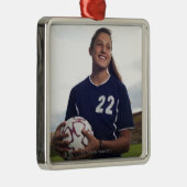 サッカーボールを握っている10代のな女の子のサッカーの選手 メタルオーナメント (右)