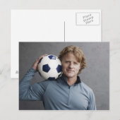 サッカーボールを肩に担いだ赤頭 ポストカード (正面/裏面)