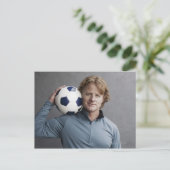 サッカーボールを肩に担いだ赤頭 ポストカード (スタンド正面)
