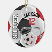 サッカーボールを赤と黒でパーソナライズ セラミックオーナメント (左)