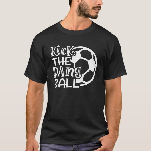 サッカーボールを蹴っおもしろいて可愛い Tシャツ (正面)