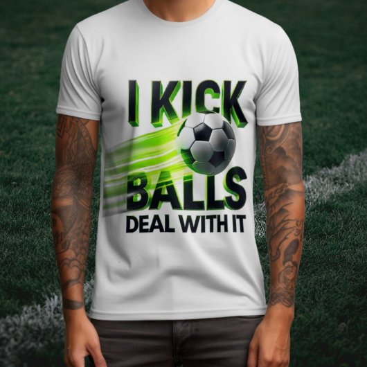 サッカーボールを蹴る Tシャツ