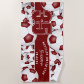 サッカーボールカスタムの多いチーム名マルーン ビーチタオル (正面)