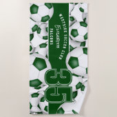 サッカーボールカスタムの多くのチーム名の緑の白 ビーチタオル (正面)