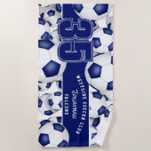 サッカーボールカスタムの多くのチーム名ブルーホワイト ビーチタオル (正面)