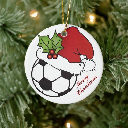 サッカーボールサンタの帽子のクリスマス セラミックオーナメント (ツリー)