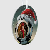 サッカーボールサンタハットのクリスマスフォト オーナメント (正面)