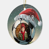 サッカーボールサンタハットのクリスマスフォト セラミックオーナメント (左)