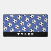 サッカーボールパターン、名前オン青と黒 デスクマット (正面)