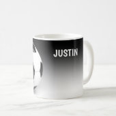 サッカーボールパーソナライズされたコーヒーマグカップ コーヒーマグカップ (正面右)
