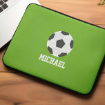 サッカーボールパーソナライズされた ラップトップスリーブ<br><div class="desc">サッカーボールパーソナライズされたキッズデザイン。</div>