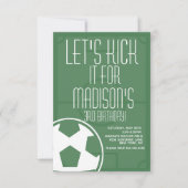 サッカーボールフィールドストライプのキック年齢の誕生日 招待状 (正面)