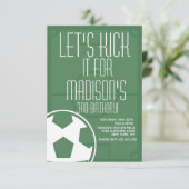 サッカーボールフィールドストライプのキック年齢の誕生日 招待状 (スタンド正面)