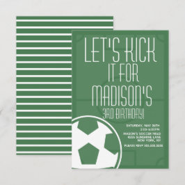 サッカーボールフィールドストライプのキック年齢の誕生日 招待状