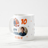 サッカーボールヘルメットマンガートフォト誕生日 コーヒーマグカップ (正面左)