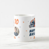 サッカーボールヘルメットマンガートフォト誕生日 コーヒーマグカップ (中央)