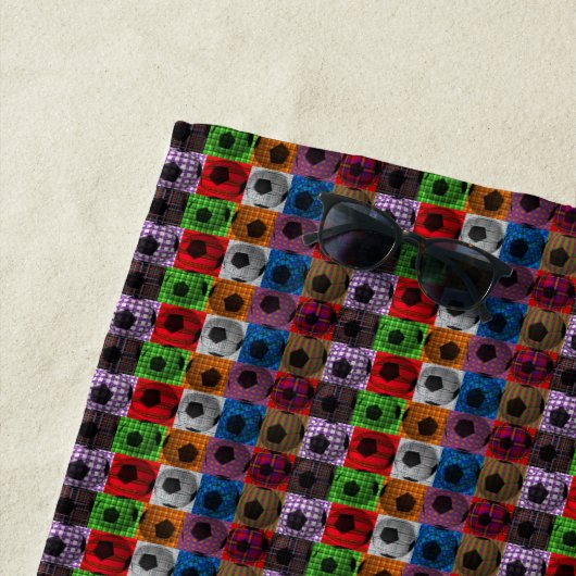 サッカーボールポップ・アートのアートパターン ビーチタオル (インサイチュ)