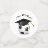 サッカーボール上の黒い卒業帽子 コンフェッティ (スモール正面)