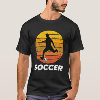 サッカーボール付きサンセットサッカー選手 Tシャツ