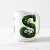 サッカーボール付き芝生の文字 コーヒーマグカップ (正面右)
