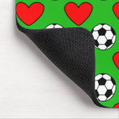 サッカーボール及び赤いハートスケッチ マウスパッド (コーナー)