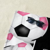 サッカーボール多くのピンクの黒い女の子チーム名 ビーチタオル (インサイチュ)