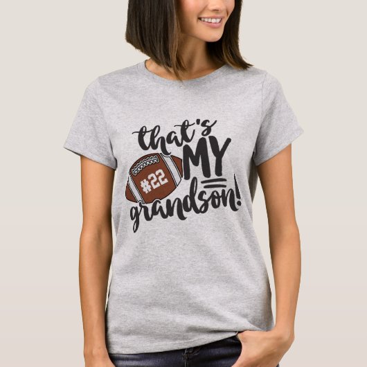 サッカーママ/祖母 デザイン「それは私の孫のジャージ番号」 Tシャツ (正面)
