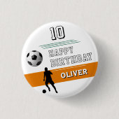サッカーモダン選手のシルエットハッピーバースデー 缶バッジ (正面)