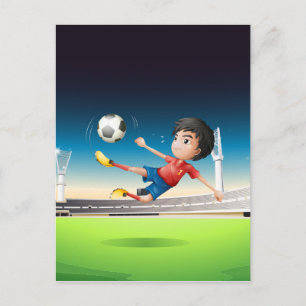 サッカー場で赤い制服を着た少年 ポストカード