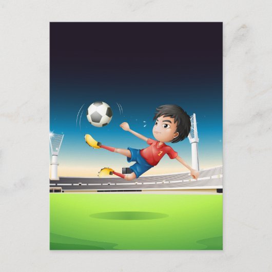 サッカー場で赤い制服を着た少年 ポストカード (正面)
