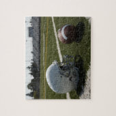 サッカー場のサッカーとフットボールのヘルメット ジグソーパズル (縦)