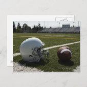 サッカー場のサッカーとフットボールのヘルメット ポストカード (正面/裏面)