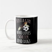 サッカー大好き女子の犬たちとの楽しいひととき コーヒーマグカップ (左)