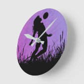 サッカー女子のシルエット ラウンド壁時計 (傾斜)