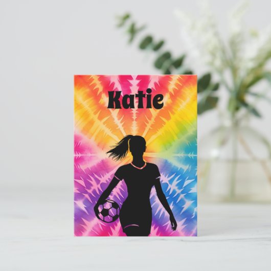 サッカー女子パーソナライズされたネクタイ染めレインボーバースト ポストカード (スタンド正面)