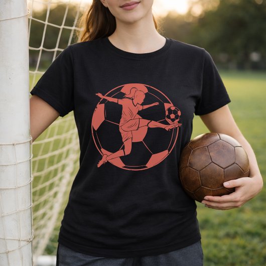 サッカー女子選手がサッカーボールを蹴る Tシャツ