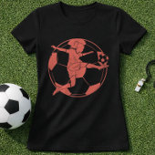 サッカー女子選手がサッカーボールを蹴る Tシャツ