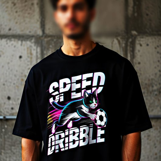 サッカー好きな猫がドリブルするTシャツ Tシャツ
