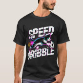 サッカー好きな猫がドリブルするTシャツ Tシャツ (正面)