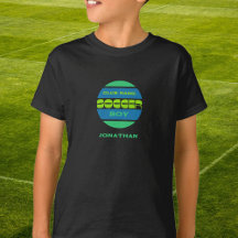 サッカー少年の緑の青いTシャツ