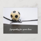 サッカー悔やみや弔慰の哀悼ボールブラックリボン ポストカード (正面)