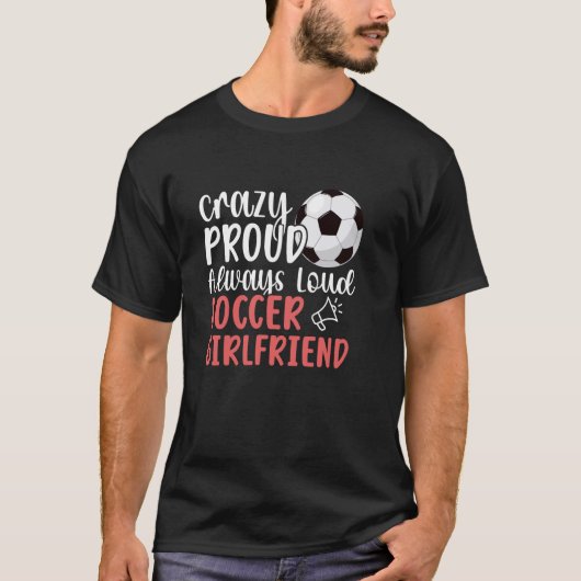 サッカー熱狂する誇りを持った選手のサッカーのガールフレンド Tシャツ (正面)
