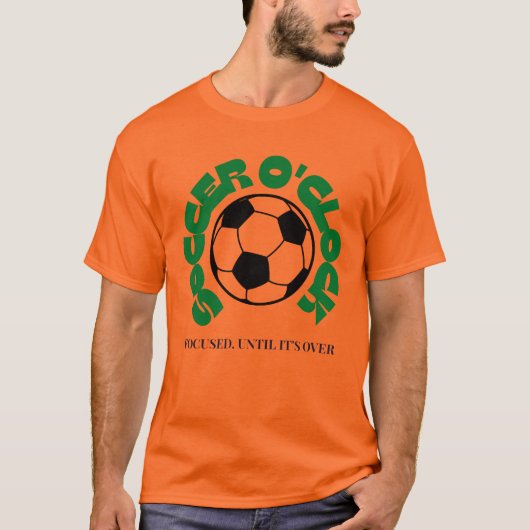 サッカー終了まで集中 – Soccer Tシャツ (正面)
