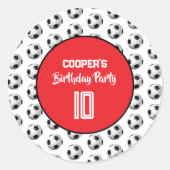サッカー誕生日パーティーの赤い少年 ラウンドシール (正面)