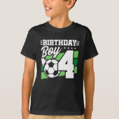サッカー誕生日- 4歳の少年 – 4歳の誕生日 Tシャツ (正面)