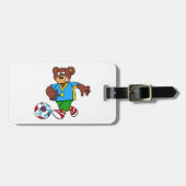 サッカー遊の熊のスポーツ衣装 ラゲッジタグ (正面横)