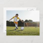 サッカー遊場でサッカーをする少女 ポストカード (正面/裏面)